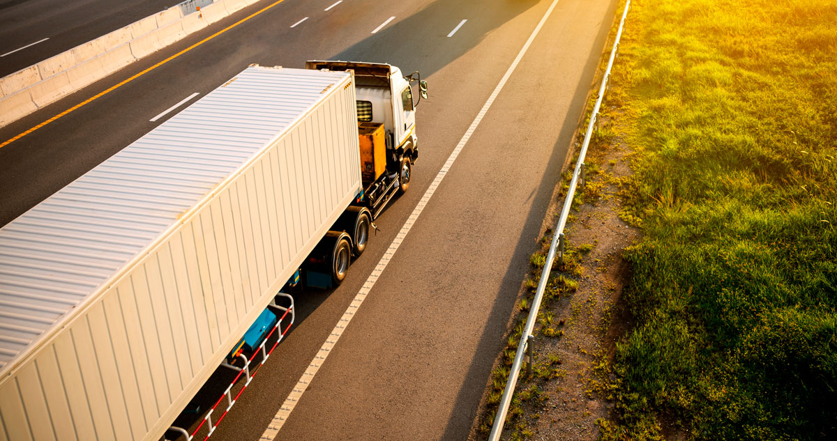 Caminhão atuando na last mile com rotas otimizadas