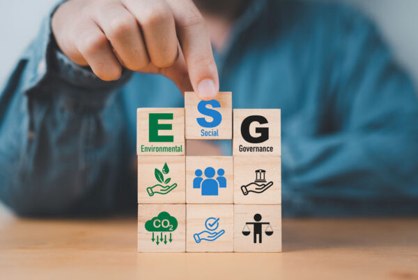 Pessoa com dadinhos de madeira com a sigla ESG