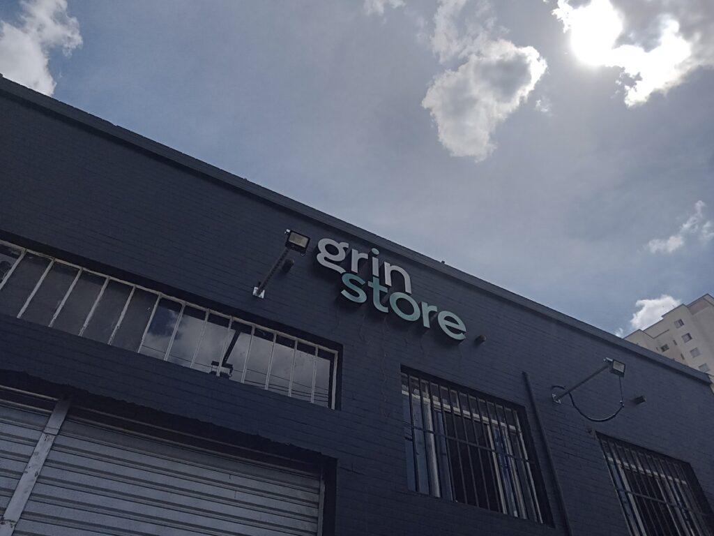 Fachada da unidade Dark Store da Grin Store com logo da empresa.