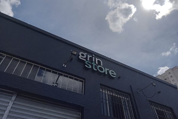 Fachada da unidade Dark Store da Grin Store com logo da empresa.